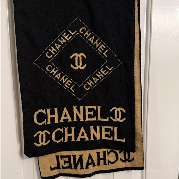 CHANEL Black and Tan Scarf - Picture 1 of 12